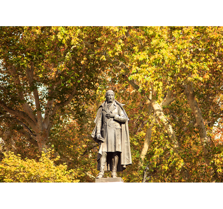 Φωτοταπετσαρία ανθρώπων άγαλμα ανάμεσα σε φυλλώματα - TenStickers