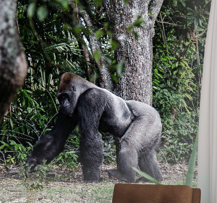 μαύρο ασημί γορίλλα δίπλα σε τοιχογραφία δέντρων - TenStickers