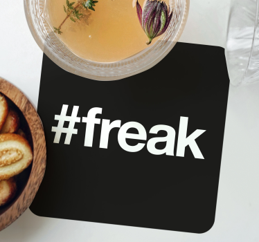 Σουβέρ τέρας με μαύρο φόντο και hashtag - TenStickers