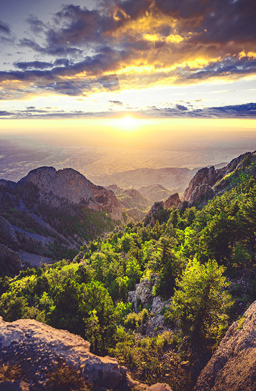 Αφίσα για το σαλόνι Ανατολή στον βουνό - TenStickers