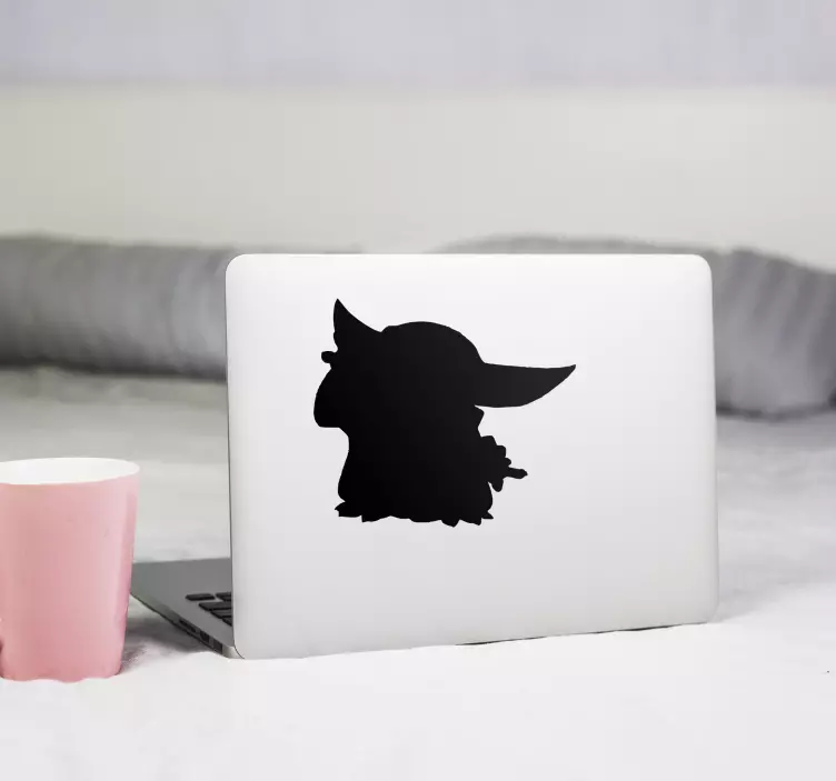 Baby yoda βλέποντας την επιδερμίδα του laptop - TenStickers