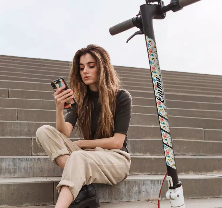 αυτοκόλλητο  σκούτερ Πατίνι με λουλούδια με όνομα - TenStickers