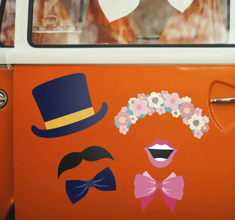 αυτοκόλλητο με καπέλο και τιάρα για πόρτα αυτοκινήτου γάμου - TenStickers