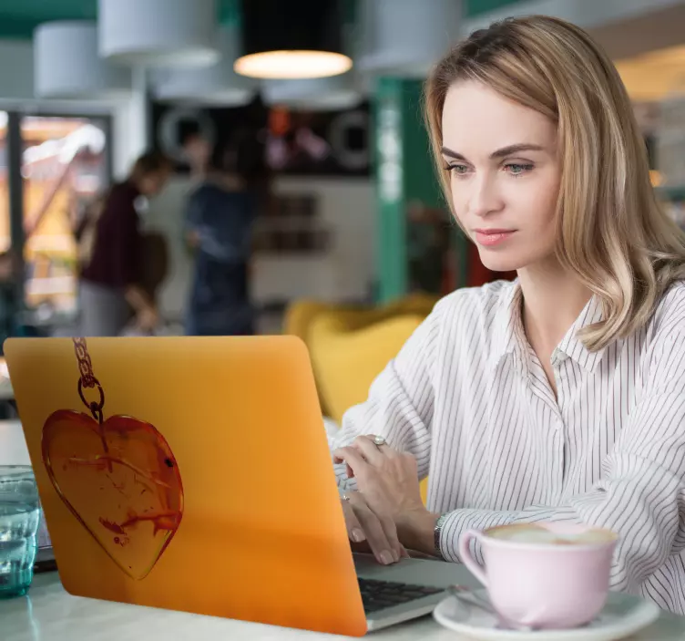 Αυτοκόλλητο για φορητό υπολογιστή Μενταγιόν Καρδιάς - TenStickers