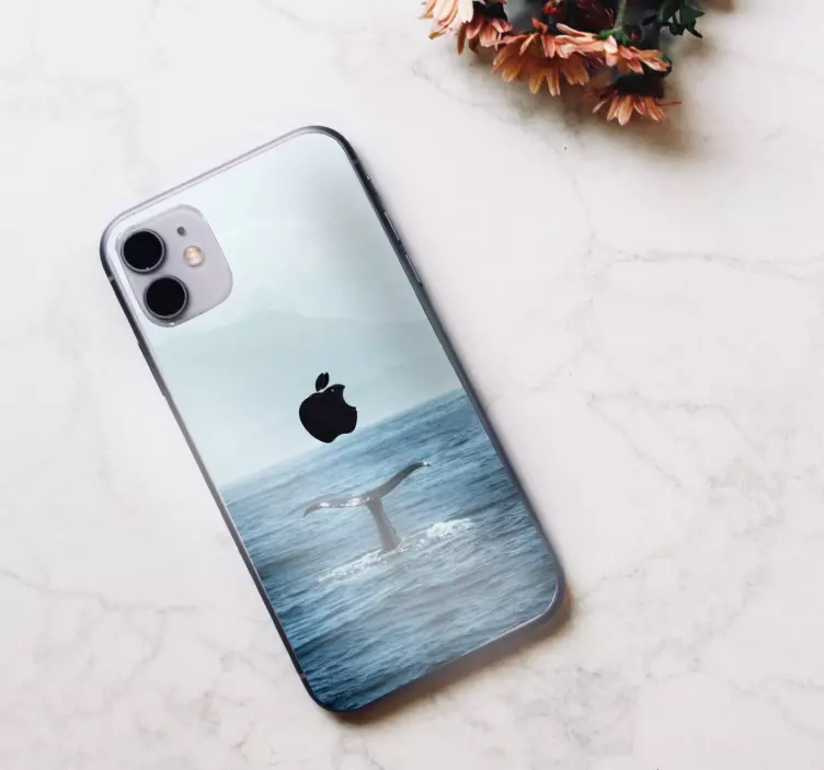 ουρά φάλαινας που βγαίνει από τη θάλασσα iphone decal - TenStickers