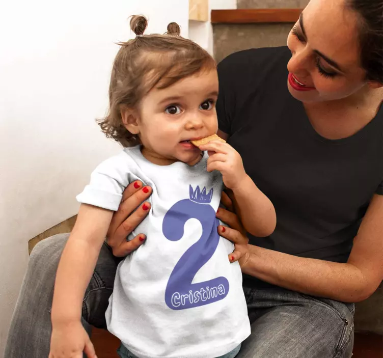 μπλουζάκι γενεθλίων με όνομα και μωβ αριθμό - TenStickers