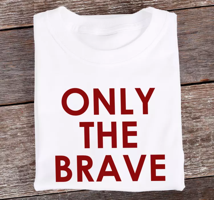 Προσαρμοσμένο μπλουζάκι με γράμματα "μόνο οι γενναίοι". - TenStickers