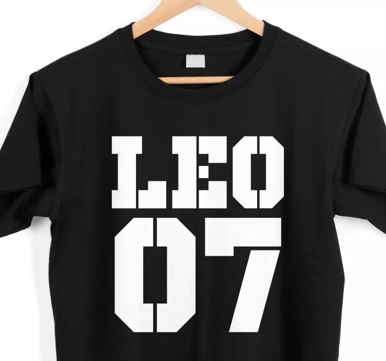 λευκά προσαρμοσμένα μπλουζάκια με όνομα και αριθμό με όνομα - TenStickers