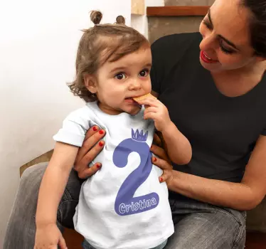 μπλουζάκι γενεθλίων με όνομα και μωβ αριθμό - TenStickers