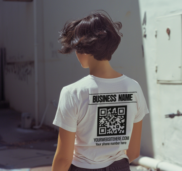 Μπλουζάκι όνομα επιχείρησης και κωδικός qr - TenStickers