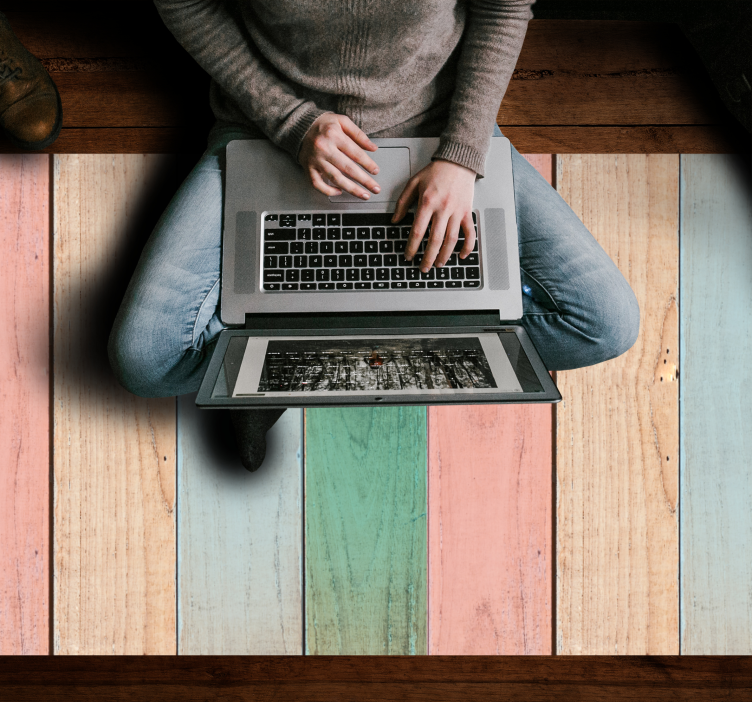 ξύλινη υφή πολύχρωμων σανίδων με χαλί - TenStickers